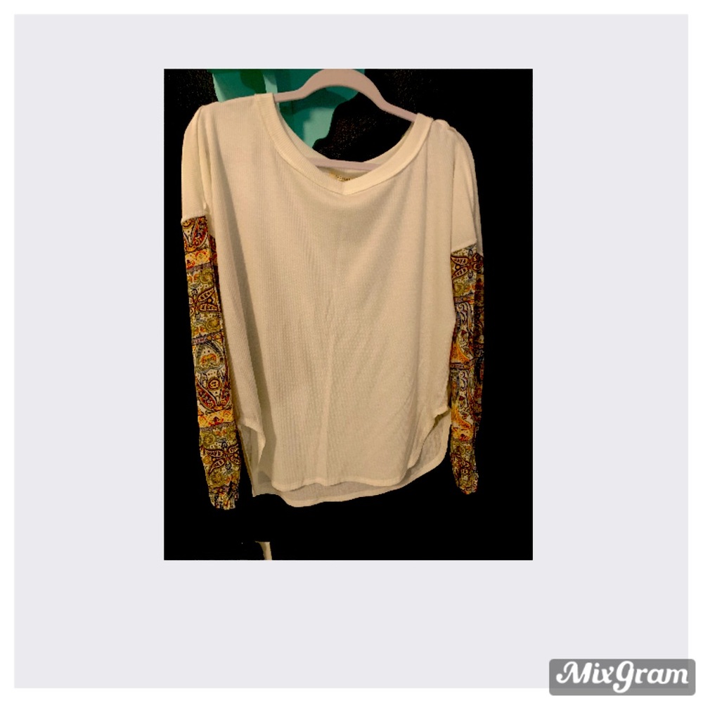 Promesa, off white rubbed top with printed balloon sleeves